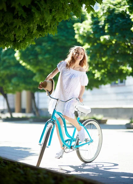 Μακριά Μαλλιά Ευτυχισμένη Νεαρή Όμορφη Γυναίκα Ένα Φόρεμα Ιππασίας Ποδήλατο — Φωτογραφία Αρχείου