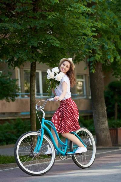 Ωραία Γυναίκα Ένα Ρετρό Ποδήλατο Παιώνιες Ιππασία Κατά Μήκος Μια — Φωτογραφία Αρχείου