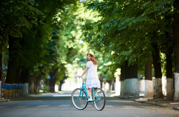 绿色城市种植 女性骑在复古自行车独自在路在夏天的一天 — 图库照片