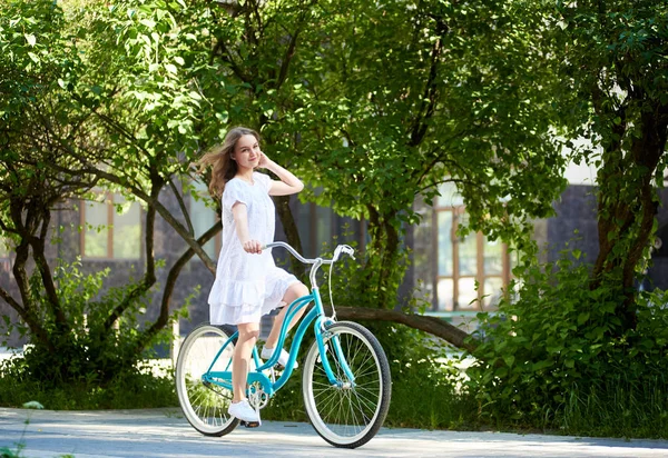 Mujer Joven Pelo Largo Vestido Caballo Bicicleta Parque — Foto de Stock