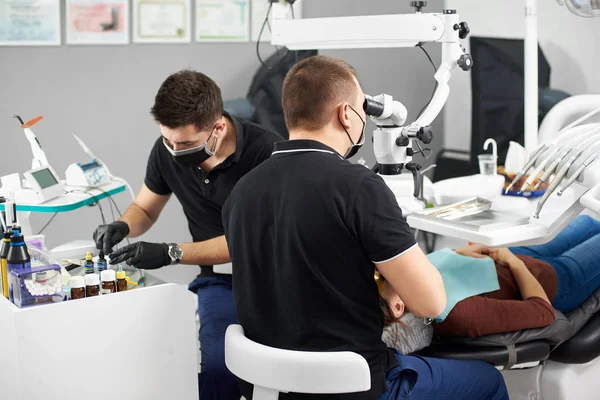 One Male Dentist Fixing Patient Teeth While Another Male Dentist — Stock Photo, Image