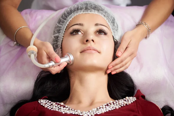 Cosmetologia e cura della pelle di routine. Bella paziente femminile sta avendo una procedura di microdermoabrasione in un salone di bellezza . — Foto Stock