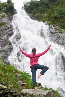 Dikey atış Fagarash dağlar felaket konsantrasyon denge sağlık canlılık doğa turizm kamp seyahat güzel Balea şelale önünde bir kadın uzun yürüyüşe çıkan kimse practiving Yoga.