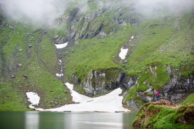 Yüce Dağları sis ve gölün dibinde, Transilvanya, Romanya ile kaplıdır
