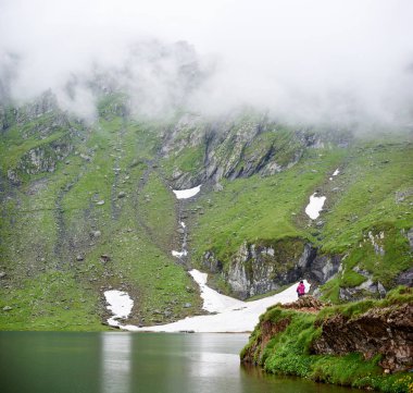 Atış Barajı Vidraru Gölü Romanya boşaltmak içinde huzurlu sabah görünümün hedef turizm hafta sonu tatil yaşam tarzı evirontment ekoloji doğa panorama seyahat sahne Europe manzara.