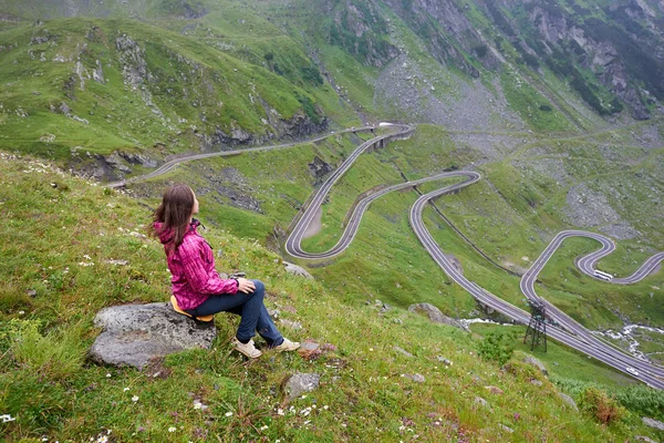 Fille s'assoit sur une pierre profitant de paysages de montagne merveilleux. Transfagarashan Highway, la plus belle route d'Europe, Ridge Fagaras — Photo