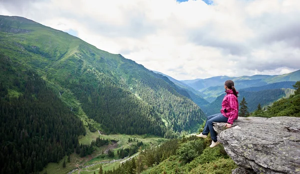 Bir kaya dağlarda boşaltmak landcape görünüm sahne uyum rekreasyon mutluluk aktif yaşam hiking sonra dinlenme kenarında oturan bir kadın görüntüsünü çevre ekoloji. — Stok fotoğraf