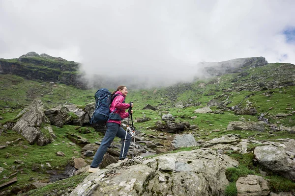 Plan à angle bas d'une randonneuse marchant dans les montagnes avec un sac à dos et des bâtons de trekking copyspace succès de confiance atteindre explorer la nature écologie environnement style de vie tourisme . — Photo