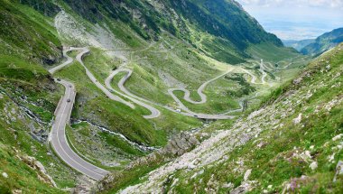Arka plan düzen panorama panoramik doğa açık havada Avrupa Romanya seyahat turizm dağlar Transfagarasan yol boşaltmak sahne çarpıcı bir manzara fotoğrafını göster.