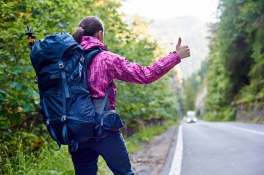 Bir araba ekoloji çevre aktif yaşam tarzı yolculuk keşfetmek Bicaz Canyon yolu boşaltmak güzellik doğa vahşi üzerinde alıcı çağrı yağıyor bir sırt çantası ile kadın bir uzun yürüyüşe çıkan kimse düşük açılı dikiz vurdu.