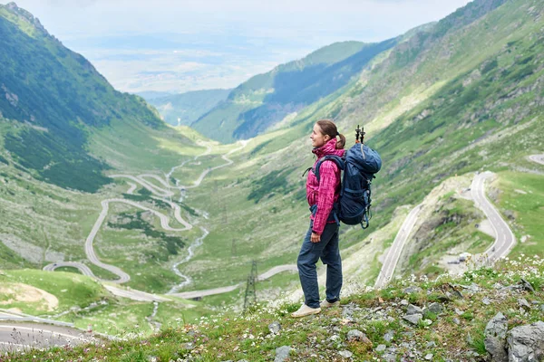 全长拍摄的妇女站在山顶上欣赏 Transfagarasan 路在罗马尼亚的风景, 而旅游 copyspace 旅游探索生活方式欧洲. — 图库照片