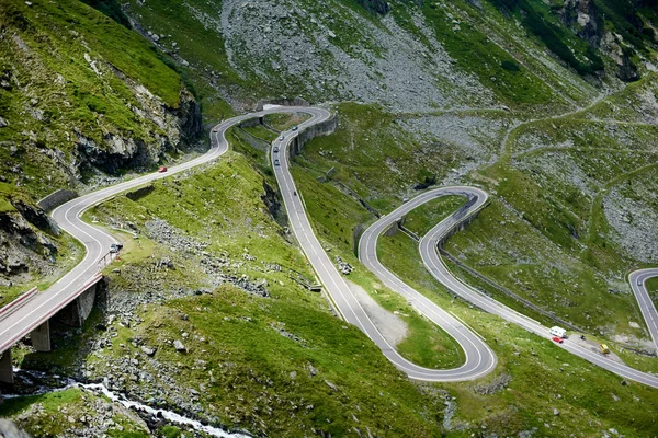 Rodovia Transfagarashan, a estrada mais bonita da Europa, a Roménia. Estrada de montanha com carros e paisagens maravilhosas — Fotografia de Stock