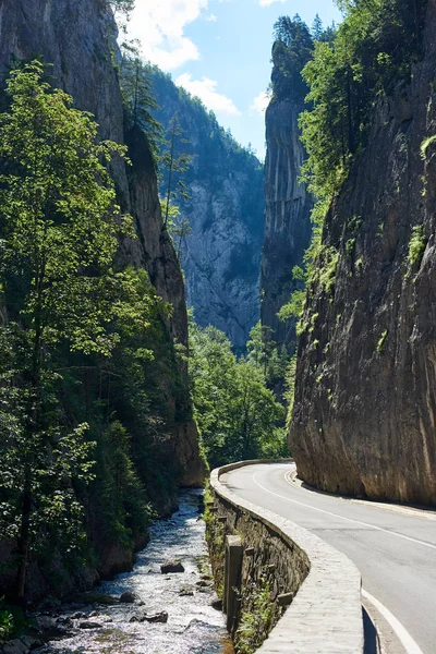 Splendido scenario naturale Bicaz Canyon strada Gole su una bella giornata di sole copyspace luce del sole clima Europa Romania viaggio viaggio viaggio week-end turismo . — Foto Stock