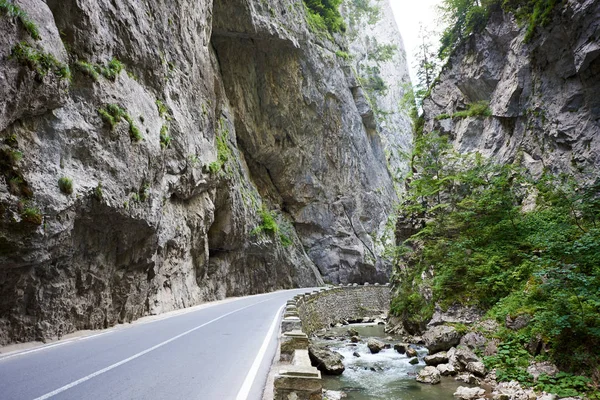 Drum montan în Canionul Bicaz, România între stânci verticale înalte. Unul dintre cele mai spectaculoase drumuri din România. Curbă potențial periculoasă pe un drum de munte . — Fotografie, imagine de stoc
