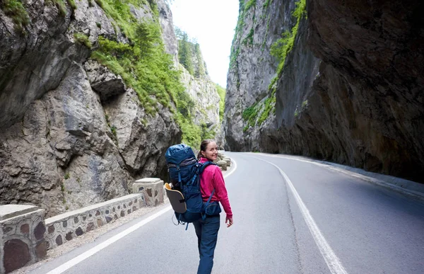 Smiling feamle turist mers pe jos drum muntos gol în canionul spectaculos Bicaz din România. Femeie alpinist frumos magnific vedere atracție turistică stâncă munte deal — Fotografie, imagine de stoc