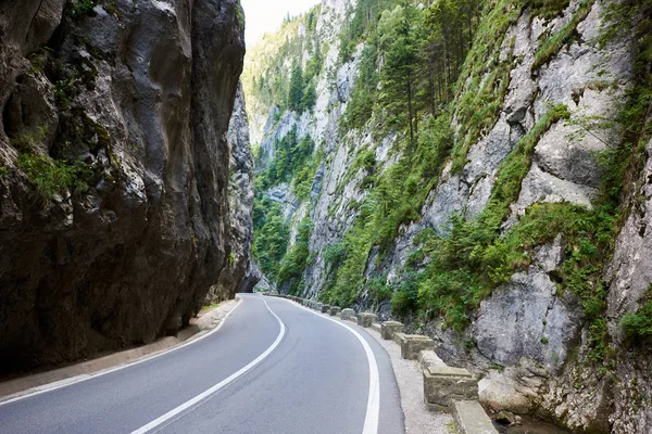 Horziontla prise de vue de Bicaz Canyon route en Roumanie copyspace Europe voyage voyage voyage tourisme loisirs nature paysage vue transport montagnes désert copyspace . — Photo