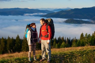 Bir erkek ve bir kadın ile sırt çantaları