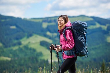 gülümseyen aktif kadın backpacker portresi 