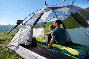 Bir çadırda oturan genç insanlar