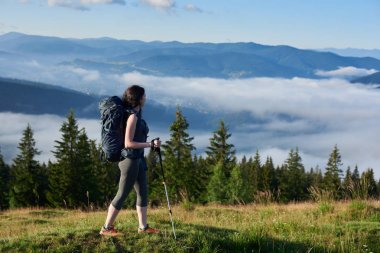  sırt çantası ile sportif kadın dağcı 