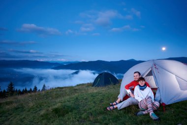  insanlar bir çadır içinde oturuyor 