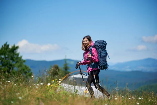 Mochileiro mulher com mochila — Fotografia de Stock