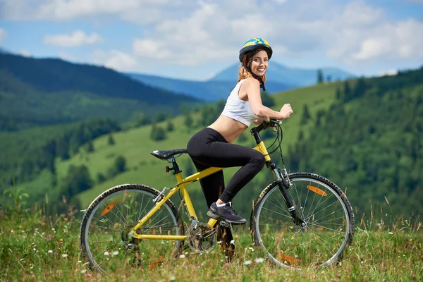 Sportliche schlanke Bikerin posiert — Stockfoto