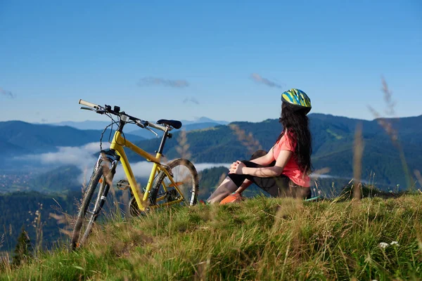 Radfahrer sitzt auf dem Gipfel des Berges — Stockfoto