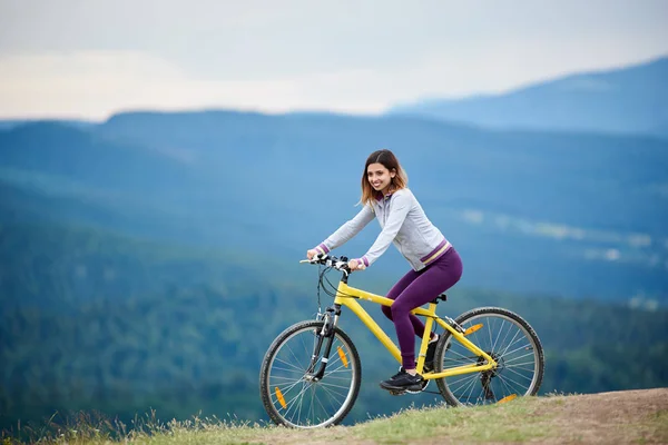 Attraktiv ung kvinnlig cyklist — Stockfoto