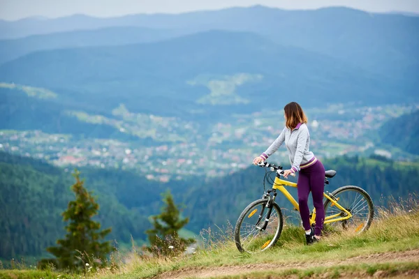 Atleet jonge vrouw fietser — Stockfoto