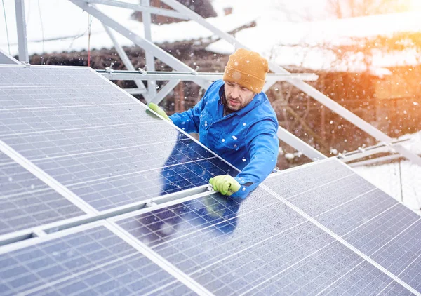 Technicien installant des modules solaires bleus — Photo