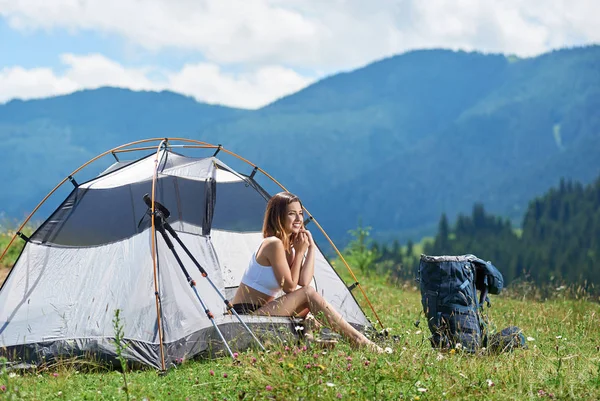 Альпинистка, сидящая в палатке — стоковое фото