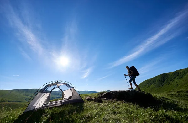 Kadın backpacker sırt çantası ile — Stok fotoğraf