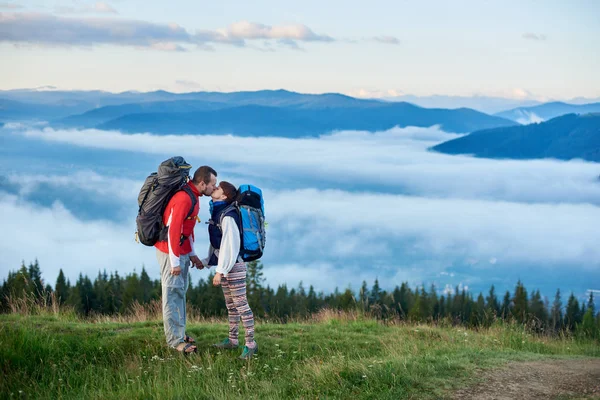 Uomo e donna con zaini — Foto Stock