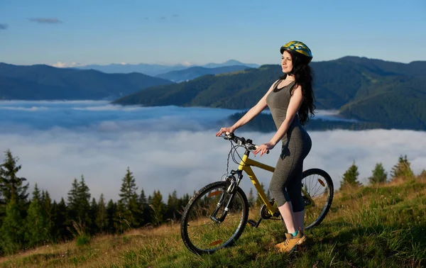 Rider cykling på gula cykel — Stockfoto