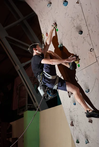 Alpinista profissional praticando — Fotografia de Stock