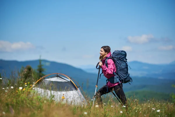 Mulher alpinista com mochila azul — Fotografia de Stock