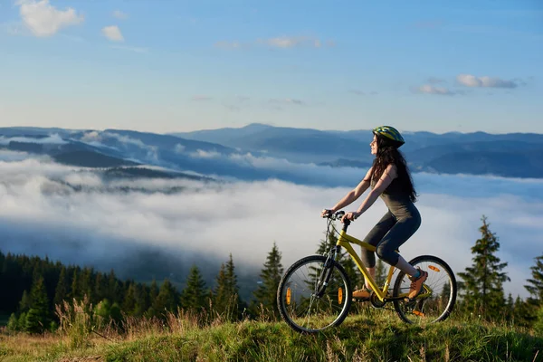 Junge Fahrerin auf Fahrrad unterwegs — Stockfoto