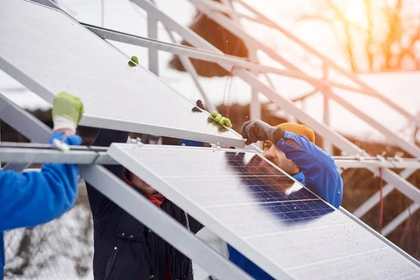 Trabalhadores que instalam painéis solares — Fotografia de Stock