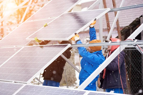 Techniciens de montage de panneaux solaires photovoltaïques — Photo