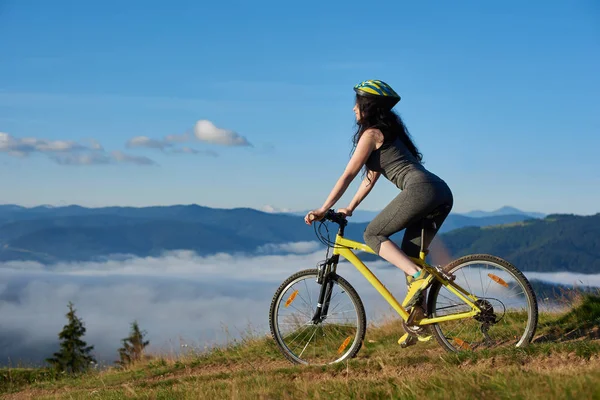 Девушка на велосипеде желтый — стоковое фото