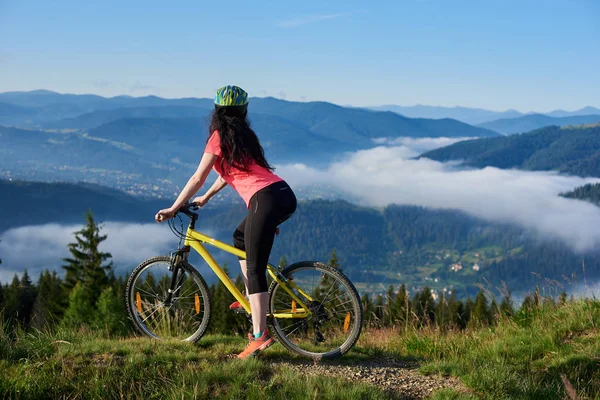 Radfahrerin fährt auf gelbem Fahrrad — Stockfoto