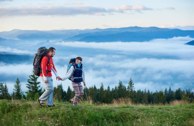genç bir çift yürüyüş