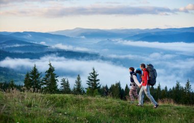  turist ile yürüyen sırt çantaları 
