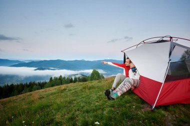 Adam bir şey uzaktan gösterilen
