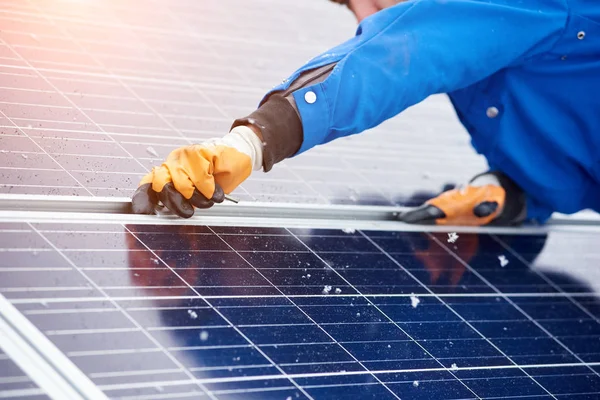 Trabajador masculino instalando paneles solares — Foto de Stock