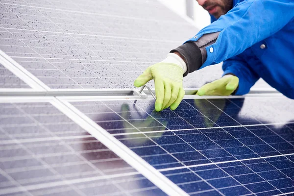 Homme avec outil d'entretien des panneaux photovoltaïques i — Photo