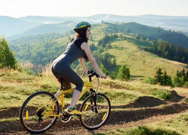 Biker rijden op geel fiets — Stockfoto