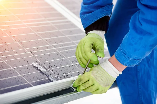 Techniker repariert blaues Solarpanel — Stockfoto