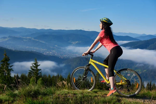 Fietser rijden op geel fiets — Stockfoto